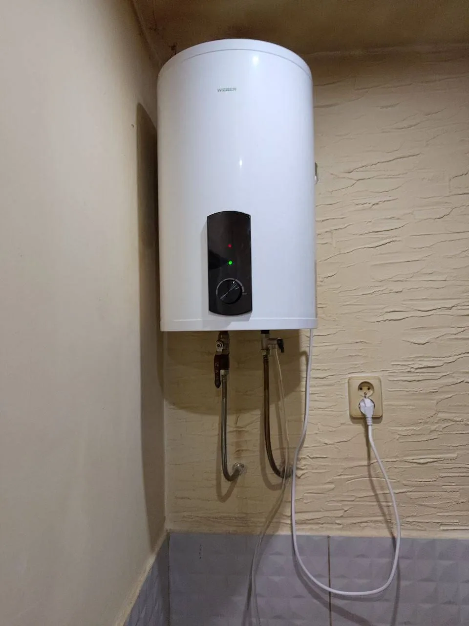 Bojler elektryczny zamontowany na ścianie — DobryHydraulik Poznań