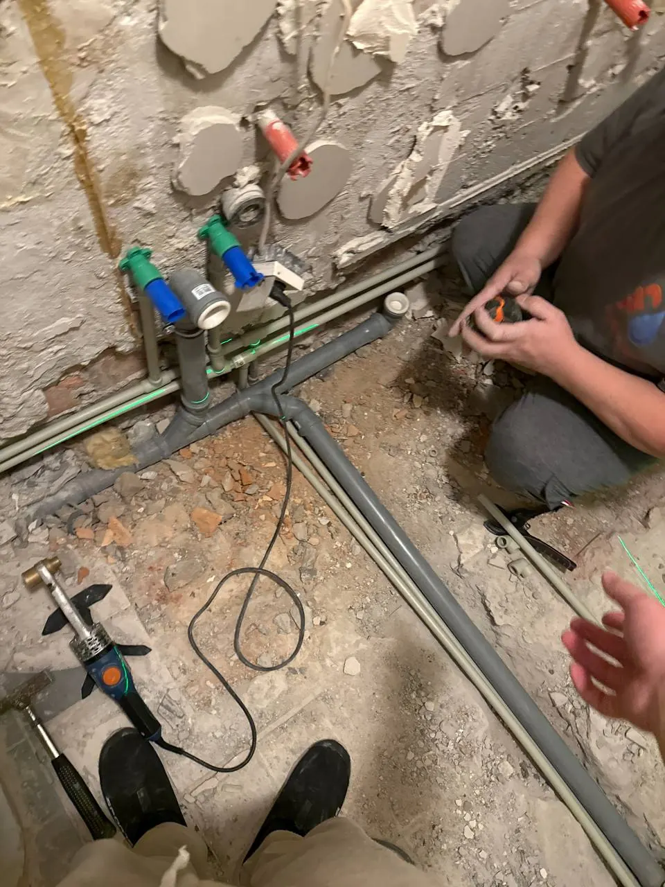 Montaż rur kanalizacyjnych w posadzce — DobryHydraulik Poznań