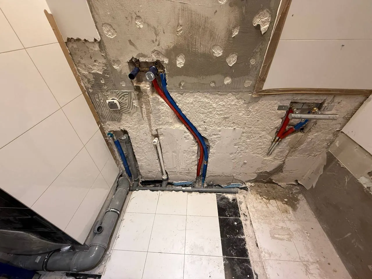 Nowe rury wodne po skuciu narożnika — DobryHydraulik Poznań