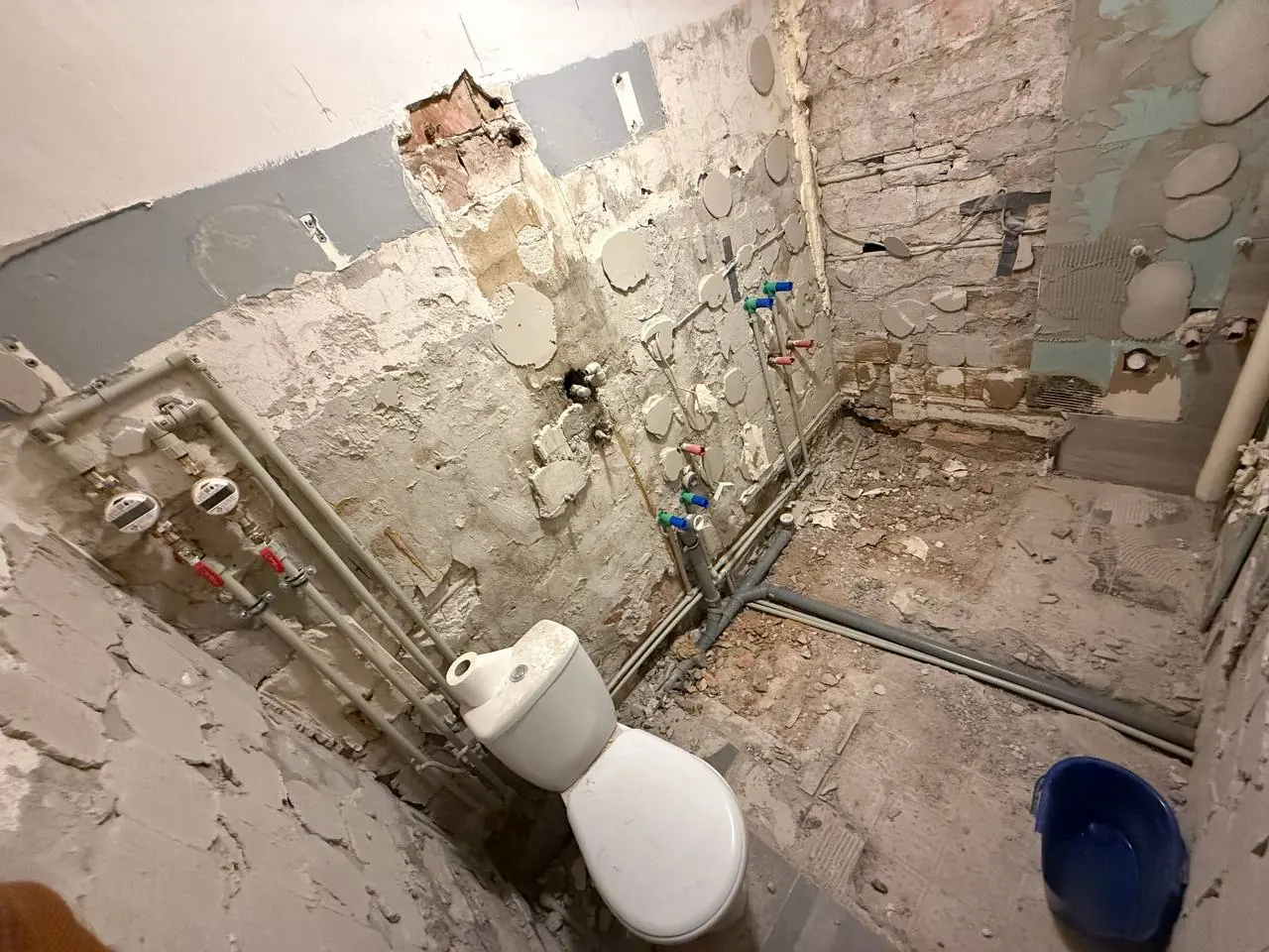 Skuta łazienka z odsłoniętą instalacją — DobryHydraulik Poznań