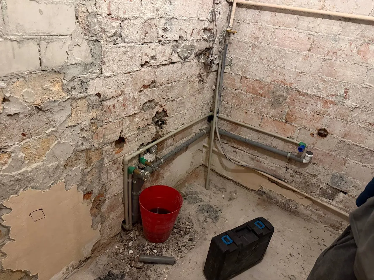 Surowa łazienka z rurami kanalizacyjnymi — DobryHydraulik Poznań