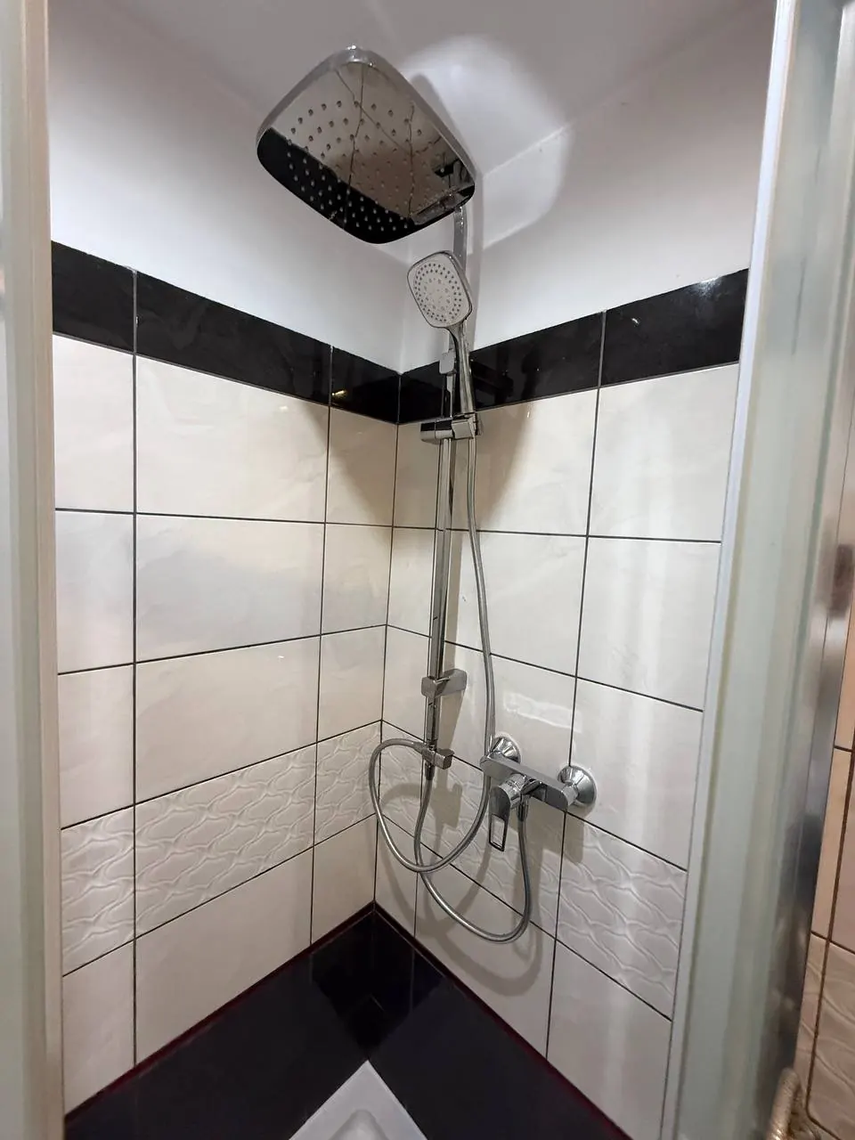 Panel prysznicowy w kabinie z płytkami — DobryHydraulik Poznań