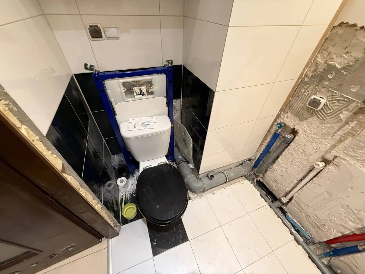 Kompakt WC z podejściami przy czarnych płytkach — DobryHydraulik Poznań