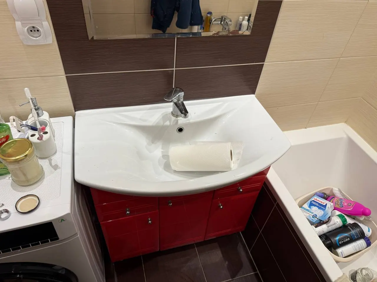 Umywalka z czerwoną szafką w łazience — DobryHydraulik Poznań