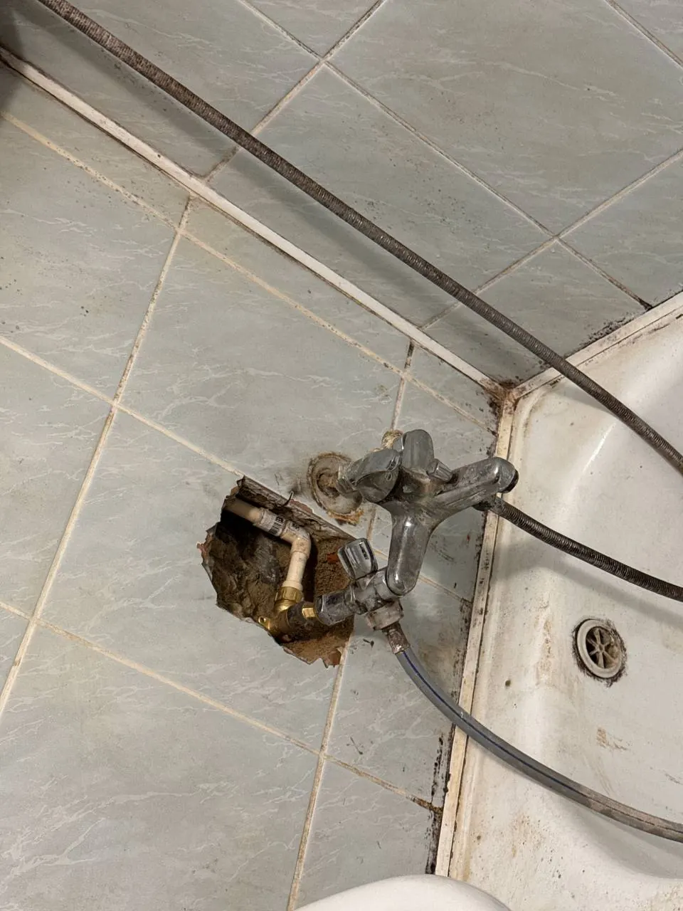 Uszkodzona rura z baterią przy wannie — DobryHydraulik Poznań