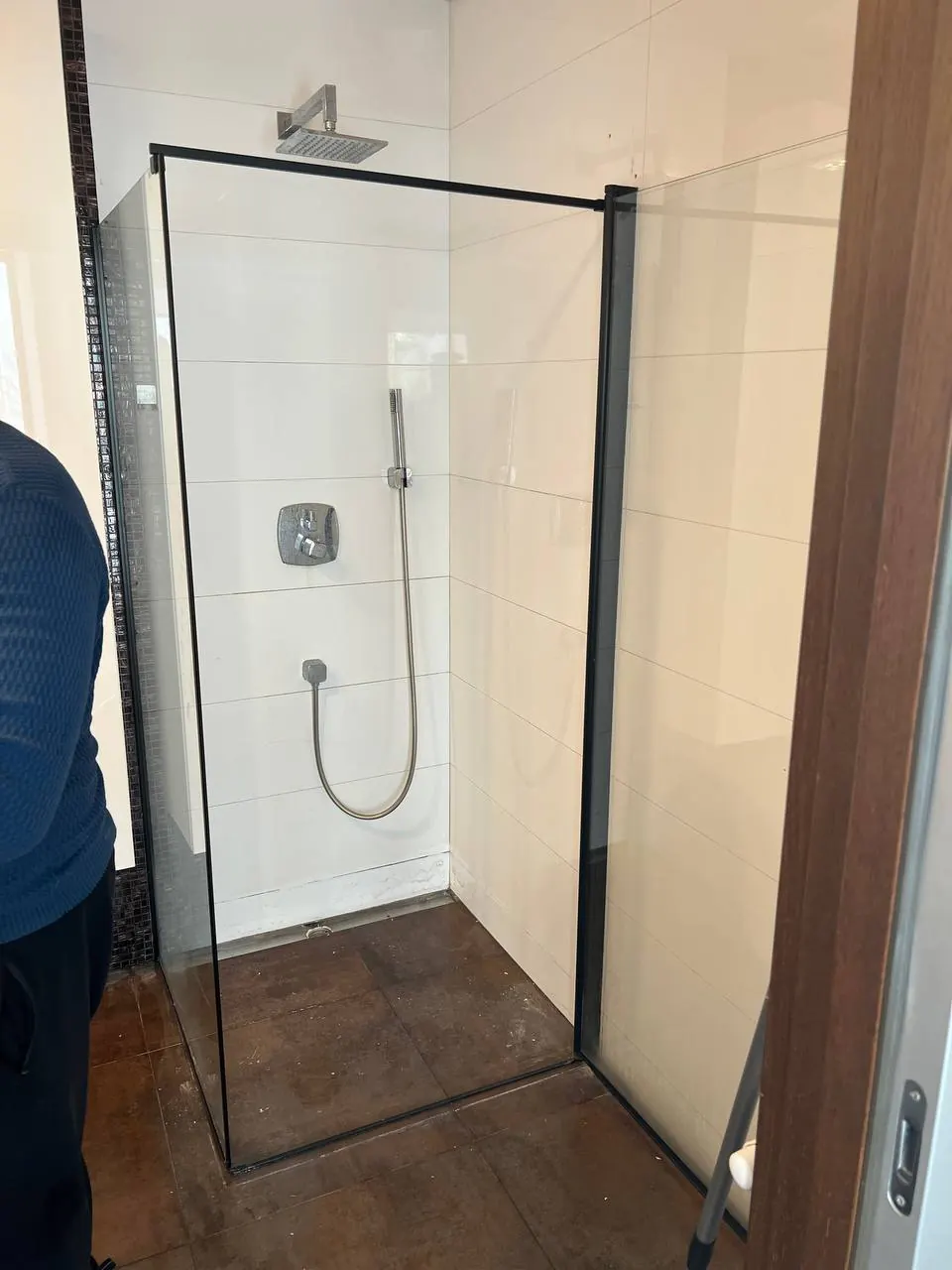Kabina walk-in w czarnej ramie — DobryHydraulik Poznań