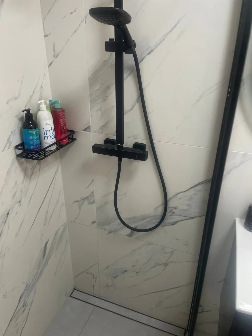 Walk-in z czarną kolumną i odpływem liniowym — DobryHydraulik Poznań