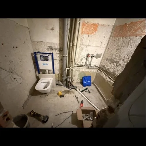 Stelaż i miska WC po rozkuciu ściany — DobryHydraulik Poznań
