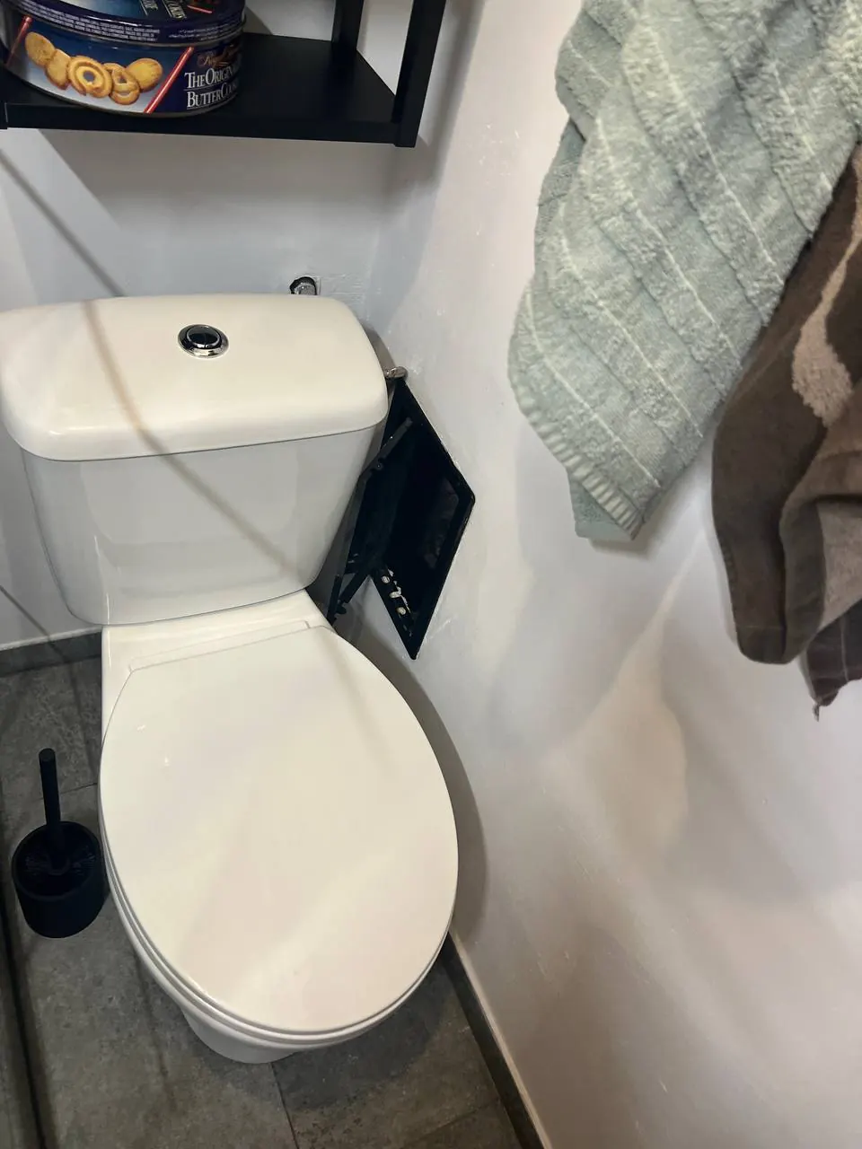 Kompakt WC z klapą serwisową stelaża — DobryHydraulik Poznań