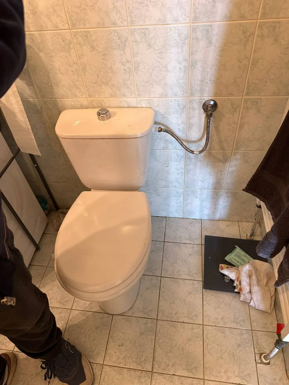 Kompakt WC na płytkach beżowych — DobryHydraulik Poznań