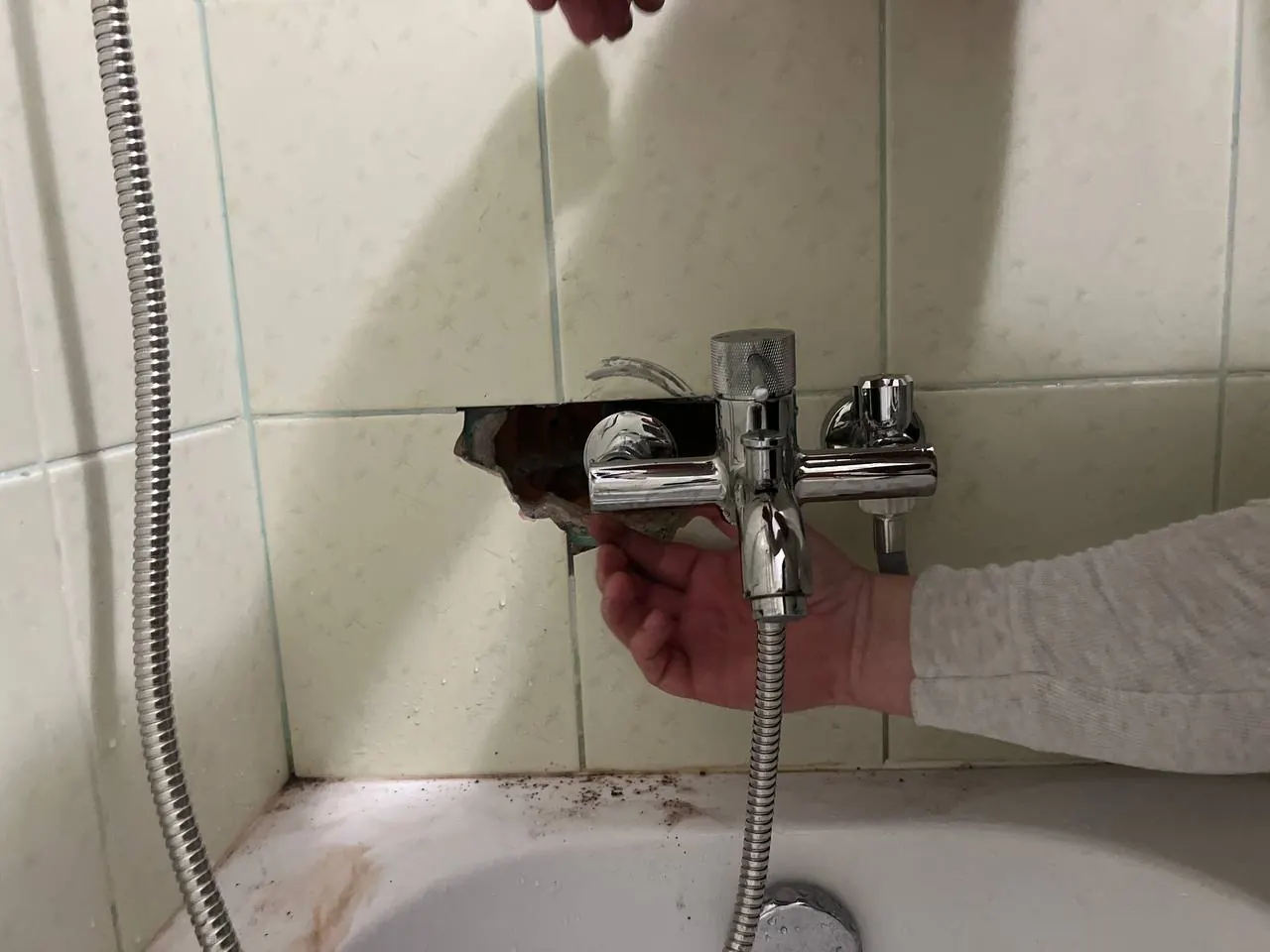 Naprawa wycieku przy baterii wannowej — DobryHydraulik Poznań